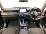 車内は光触媒抗菌消臭施工済です。スタイリッシュなデザインでスポーティなインパネ周りを演出します。グローブボックスやカップホルダーのほかにトレーなどたくさんの収納スペースが付いています。