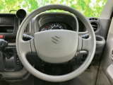 握りやすい形状で、運転操作をスムーズに行えます。操作性にも優れ、長距離運転でも疲れにくい設計です。快適なドライビングをサポートします。