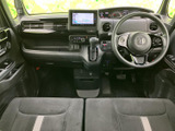 広々とした室内空間が魅力です。運転席からの視界も広く、操作性にも優れています。快適なドライブをお楽しみください。