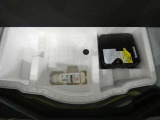 パンク修理剤とエアーポンプのセットです。スペアタイヤは装備していませんが空いたスペースを小物入れとして使用できます