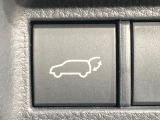【ハンズフリーパワーバックドア】リアバンパー下部に足先を出し入れするだけでバックドアが自動で開閉♪両手が荷物でふさがっている時でもラクラク開閉操作が行えます!