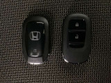 スマートキーを装備しています。鍵を差し込むことなくドアロックの開け閉めと、スタートボタン操作でのエンジンスタートができます。スペアキーも同じものを用意しております。