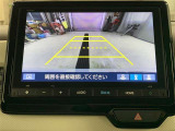 バックモニターで、後方を確認しながら安心して駐車することができます。※カメラが映し出す範囲は限られています。必ず車両周辺の安全を直接確認してください。