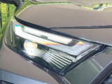 【LEDヘッドライト】悪天候や夜間走行時も良好な視界を確保し安心して運転できる高輝度LEDヘッドライトを装備!点灯速度が早く、消費電力も抑えられています。