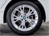 BMWの純正アロイホイールは軽量かつ強度にも優れているホイールで走行性能を引き上げる設計になっております。足元にもBMWは妥協がなくこだわっている個所になります。