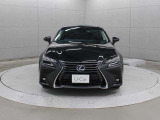 メッキモールがブレーキダクト部まで回り込み、グレーとブラックの2色の導風形状のインナーバーがアッパーグリルとロアグリルで切りかわるカラーコーディネートを採用しています。