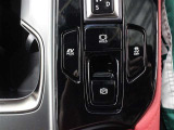 「HOLD」スイッチを押し、システムONの状態にしておくことで、渋滞や信号待ちなどでブレーキを踏んで停車した時にブレーキを保持。アクセルを踏むと解除されます。