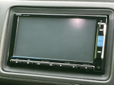 大型のディスプレイが視認性を高め、運転中でも操作しやすい配置です。快適なドライブをサポートする機能が満載のオーディオシステム。