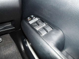 パワーウィンドウスイッチで運転席から全席の窓の開閉ができます。