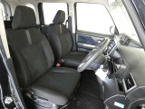 高いホールド性で運転姿勢が安定します。長距離ドライブでも疲れにくいのが魅力です。快適なドライビングライフをお送りください♪