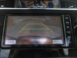バックカメラの画像です。ガイドラインがスムースな車庫入れをサポートいたします。車庫入れの安心感がアップしますね。