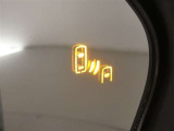 【BSM(ブラインドスポットモニター)】・・・隣の車線を走る車両をレーダーで感知。車両を感知するとドアミラーに搭載されたLEDインジケーターが点灯。