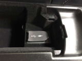 センターコンソールボックス内には、オーディオ用USB/AUX入力端子が設置されています。