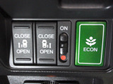 両側電動スライドドア。荷物で手が塞がる時など簡単にドアの開閉が出来ます。葉っぱマークのECONスイッチをONにするだけで、エンジンやエアコンなどを協調制御。燃費の向上に貢献します。
