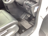 前所有者様、車内全て土足禁止でご利用でしたのでフロアマット綺麗です。