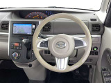 運転席まわりです。 各操作スイッチは使いやすい位置に配置されてます。
