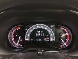 昼間でも見やすいオプティトロンメーターです。ガソリン車は赤いラインを入れることで個性を表現しています。