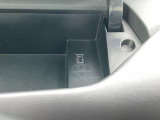運転席アッパーボックス:携帯を充電してアッパーボックス内に入れておけば邪魔にならずに綺麗に収納できます♪