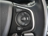 ◆アダプティブクルーズコントロール◆予め設定した車速内でクルマが自動的に加減速。前走車との適切な車間距離を維持しながら追従走行します。【LKAS】車線維持支援システムでステアリング操作を支援。