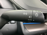 操作しやすいウインカーレバーは、スムーズな車線変更をサポートします。オート機能も搭載しており、運転の負担を軽減します。