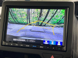 【バックカメラ】駐車時に後方がリアルタイム映像で確認できます。大型商業施設や立体駐車場での駐車時や、夜間のバック時に大活躍!運転スキルに関わらず、今や必須となった装備のひとつです!