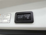 【電動バックドア】・・・スイッチひとつでバックドアを自動開閉できます。操作はスマートキー、室内コントロールスイッチ、バックドアのクローズスイッチで行えます。