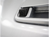 バックモニター付なので後退時に後方が見えるので安心。 車は構造上、死角がたくさんなので万が一を考えると必須ですね。 あくまで補助の為の装備、バックは目視で確認する事が重要ですよ。