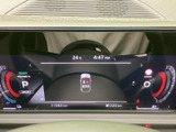 洗練されたデザインのメーターが、運転に集中できる快適な空間を作り出します。必要な情報を分かりやすく表示し、運転状況を的確に把握できます。