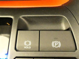 【電動パーキングブレーキ】・・・パーキングブレーキはスイッチ操作です。シフトレバーをPポジションに入れると自動で作動し、その他のシフトポジションにシフトすると解除されるオート機能付です。