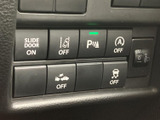 操作感の良いウインカーレバーで、スムーズな車線変更や右左折をサポート。各スイッチ類も直感的に操作できます。