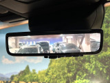 【デジタルインナーミラー】後席の大きな荷物や同乗者で後方が確認しづらい時でも安心!カメラが撮影した車両後方の映像をルームミラー内に表示。クリアな視界で状況の確認が可能です!