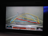 車庫入れや縦列駐車などの際に、後退操作の参考になるガイドラインをモニター画面に表示します。