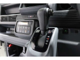 インパネシフトだから視線の移動も少なく足元もスッキリ♪運転席もゆったりしているのでゆとりを持ってドライブできますね!