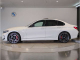 BMWではロングホイールベースの採用をしており、すべての車種に適用され、走行中の安定感の向上されております。また室内空間の広さにも貢献しております。