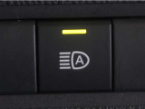 オートマチックハイビームとは、先行車や対向車のライトを認識し、ハイビームとロービームを自動で切り替える機能です。夜道の視界を確保します。詳細は販売店スタッフまでお尋ね下さい。
