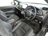 シンプルで使いやすいデザインの運転席です。