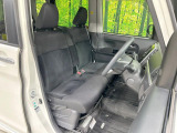 運転席まわりには十分なスペースがあり、大柄な方でもゆったり運転していただける環境です。