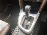 操作しやすいATシフトです。 シフトチェンジを気にしなくていいので運転だけに集中できますね。 自然と手に届くところにある、手になじむ形状のシフトノブがいいですね。