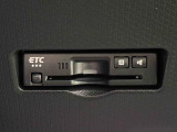 ETCカードを挿入することで高速道路を利用する際の支払いがキャッシュレスになったり、ETCスマートインターチェンジが利用できたり、とても便利なアイテムです!保証は修理保証のみとなります。