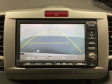 バックでの車庫入れも安心です! リアカメラが付いているバックモニター付のナビを装備しております。操作線もついており距離感も画面から確認できます。