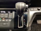 CVT車のセレクトレバーです。低速から高速まで、変速ショックのないスムーズな走りを実現するとともに、エンジン効率のよい領域を維持することで燃費にも貢献します。