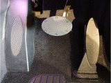 【ペダル】BMWはオルガン式アクセルペダルを採用しています。踏み込む足とペダルが同じ軌跡を描くため、かかとがずれにくく、アクセルコントロールがよりしやすくなるメリットがあります。