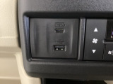 エアコン操作パネルの左側に、スマートフォンなどの充電可能なUSB端子と、音源などの外部入力の可能なUSB端子がついています。移動中に充電もできるので便利です。