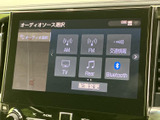 見やすい地図表示で、スムーズなナビゲーションを実現。道に迷う心配なく、目的地まで快適に到着できます。運転に集中できますね。