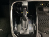 「e:HEV」は、モーター走行を中心にしながら電気エネルギーやエンジン動力を最も効率よく使い分けることができる賢いハイブリッドシステムです。サイドブレーキはスイッチ操作の電子制御パーキングブレーキです