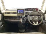 車内は光触媒抗菌消臭施工済です。スタイリッシュなデザインで暖かみのあるインパネ周りを演出します。グローブボックスやカップホルダーのほかにトレーなどたくさんの収納スペースが装備されています。