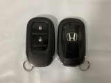 スマートキーを装備しています。鍵を差し込むことなくドアロックの開け閉めと、スタートボタン操作でのエンジンスタートができます。スペアキーも同じものを用意しております。