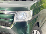 【LEDヘッドライト】悪天候や夜間走行時も良好な視界を確保し安心して運転できる高輝度LEDヘッドライトを装備!点灯速度が早く、消費電力も抑えられています。