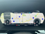 スピードメーターなどの運転に必要な計器とともに、オーディオ・電話の操作画面などを表示。レイアウトはステアリングスイッチで切り替えでき運転に集中しながら必要な情報を瞬時に得ることが可能。