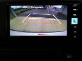バックモニター付きで慣れない駐車場や車庫入れをサポートします。